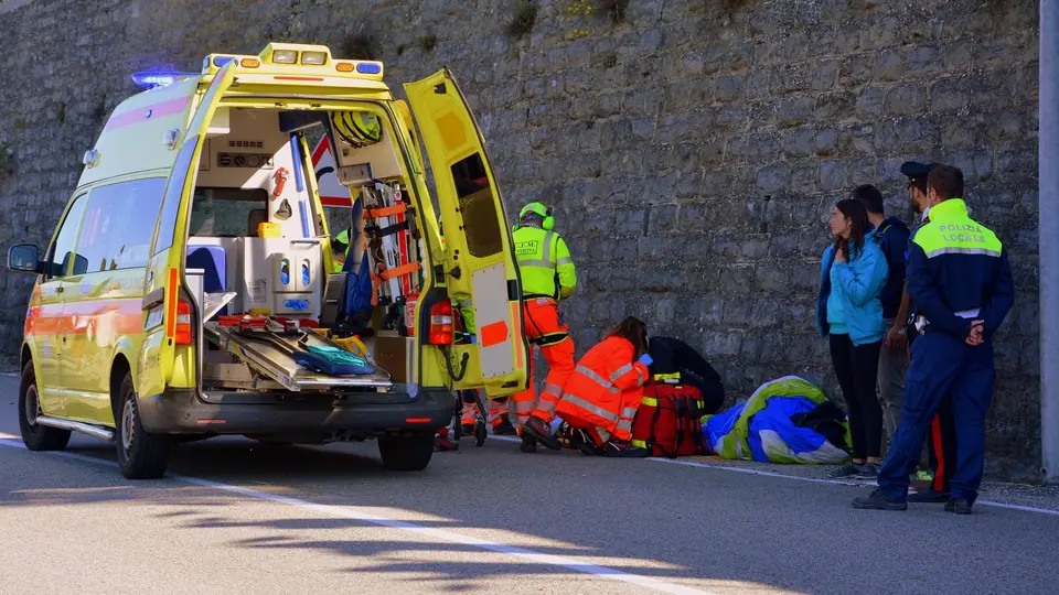 Illustration de la partie « La chaîne de secours : protéger, alerter, secourir » du cours Les gestes qui sauvent — initiation aux premiers secours