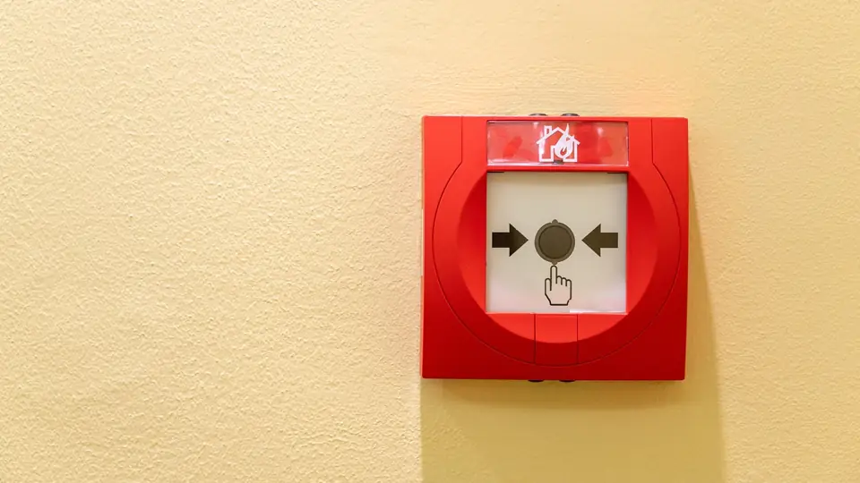 Illustration de la partie « Incendie et attaque : les réflexes immédiats » du cours Se mettre en sécurité face aux événements à risque — incendie, attaque, catastrophe, alerte