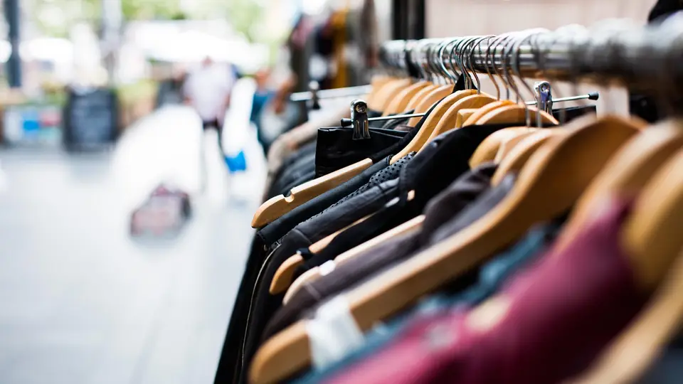 Illustration de la partie « Comprendre le métier d'acheteur mode et son environnement » du cours Achat et sélection des collections (buying)