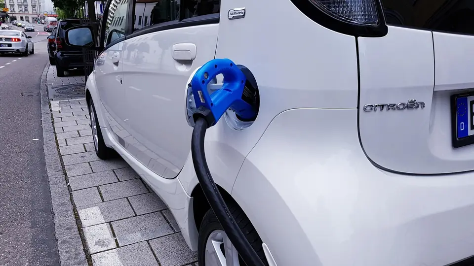Illustration de la partie « Le marché de la voiture électrique change de rythme » du cours La transition électrique de l'automobile — constructeurs, batteries, matières premières