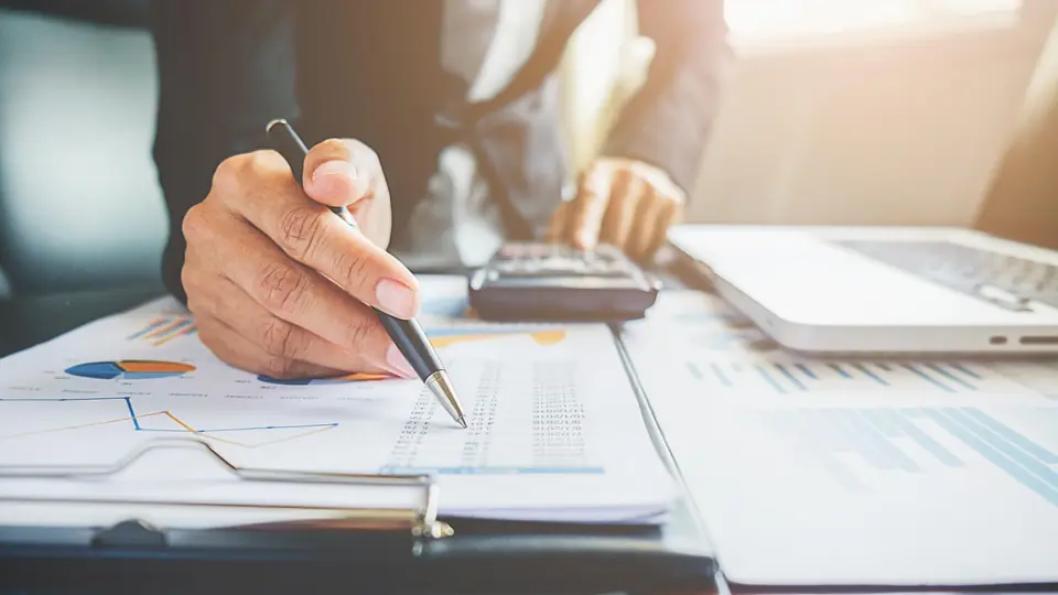 Illustration de la partie « Construire le budget marketing : de la stratégie aux euros » du cours Budgéter et planifier le plan marketing